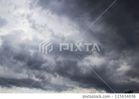 A stunning gray sky. A gray sky. The storm is approaching. 115634036