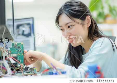 從事電子工作的女工程師_1 115635374