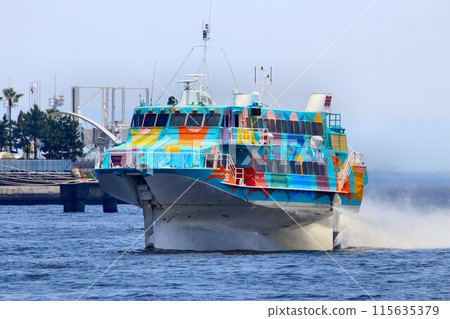 海面上爽快地奔跑…帶著翅膀的噴射箔奔跑 海面上爽快地奔跑…帶著翅膀的噴射箔奔跑 115635379