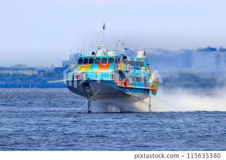海面上爽快地奔跑…帶著翅膀的噴射箔奔跑 海面上爽快地奔跑…帶著翅膀的噴射箔奔跑 115635380