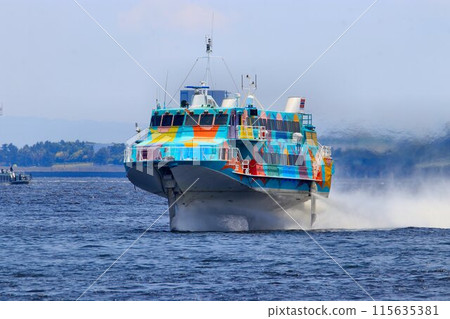 海面上爽快地奔跑…帶著翅膀的噴射箔奔跑 海面上爽快地奔跑…帶著翅膀的噴射箔奔跑 115635381