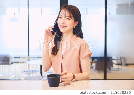 在辦公室食品儲藏室打電話的女人 在辦公室食品儲藏室打電話的女人 115638220