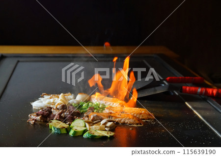 chef's hands with spatula over teppanyaki. Teppan show 115639190
