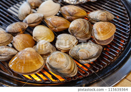 grilled clams on a grill 115639364