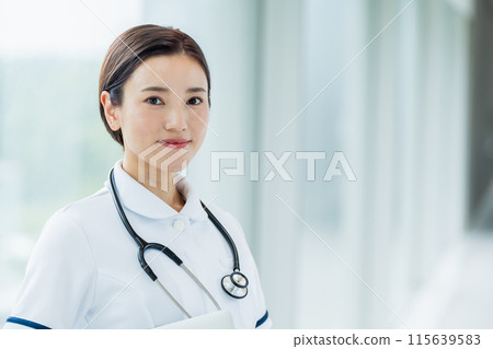 A female medical worker. 115639583