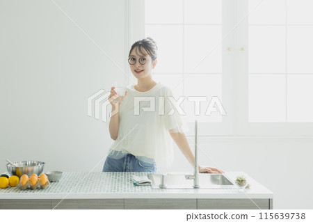 一個女人在廚房喝水 115639738