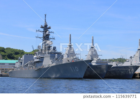 護航艦停泊在橫須賀基地 115639771