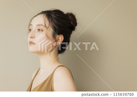 一位年輕女子的美麗形象，米色背景 115639780
