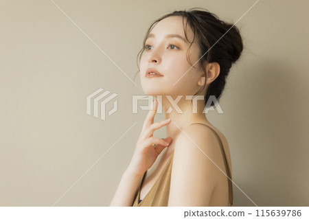 一位年輕女子的美麗形象，米色背景 115639786