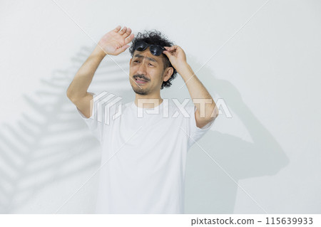 一個戴著墨鏡的男人 115639933