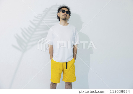 Man wearing sunglasses 115639934