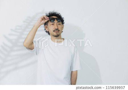 一個戴著墨鏡的男人 115639937