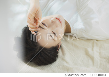 一個女人躺在床上 115640081