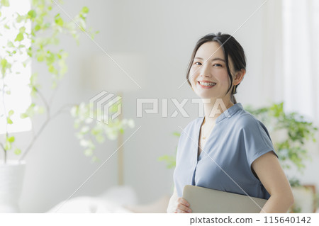 Windowside business woman Windowside business woman 115640142