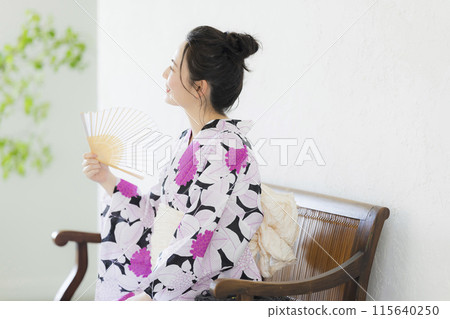 一個女人穿著浴衣 一個女人穿著浴衣 115640250