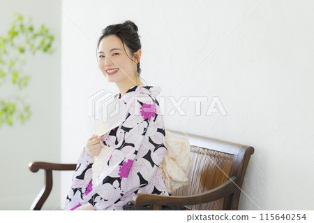 一個女人穿著浴衣 115640254
