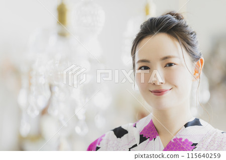 一個女人穿著浴衣 115640259