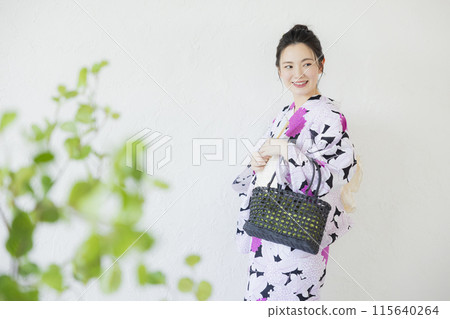 一個女人穿著浴衣 115640264