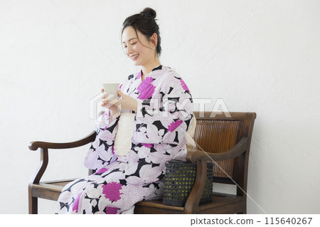 一個女人穿著浴衣 115640267