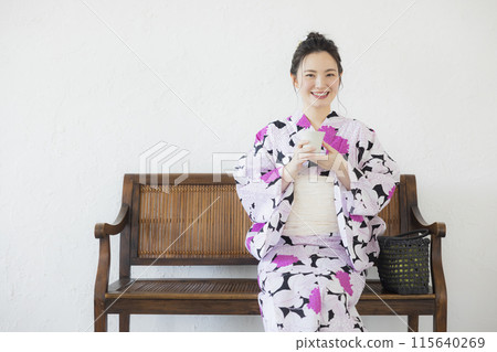 一個女人穿著浴衣 一個女人穿著浴衣 115640269