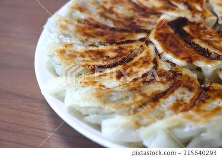 白盤上有許多烤餃子 115640293