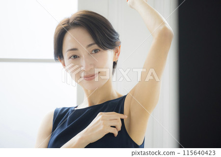 中年婦女注意身體 中年婦女注意身體 115640423