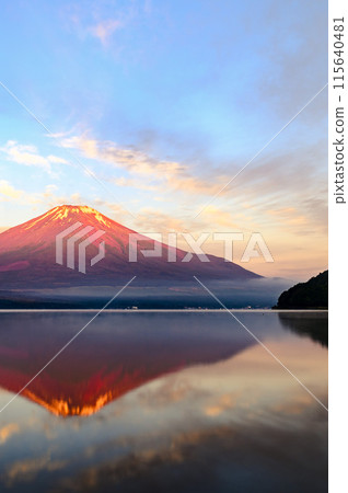 初夏從山中湖看到的清晨的紅富士 115640481