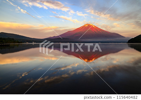 初夏從山中湖看到的清晨的紅富士 115640482