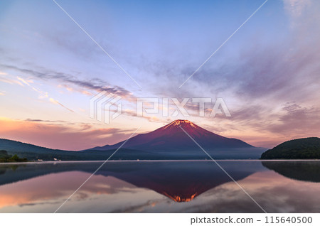 初夏從山中湖看到的清晨的紅富士 115640500