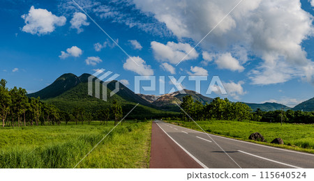 Oita Prefecture Kuju Mountains, Yamanami Highway in fresh green 115640524