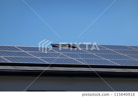 太陽能電池板安裝在屋頂上 太陽能電池板安裝在屋頂上 115640918