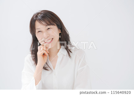 中年婦女微笑著,幸福 中年婦女微笑著,幸福 115640920
