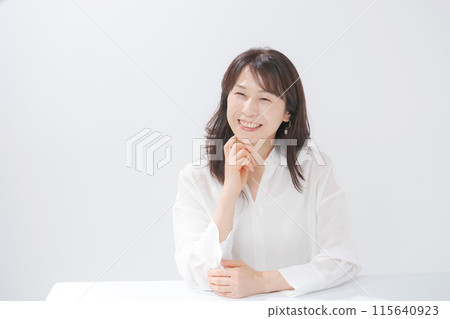 中年婦女微笑著,幸福 中年婦女微笑著,幸福 115640923
