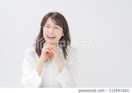 中年婦女微笑著，幸福 115641083