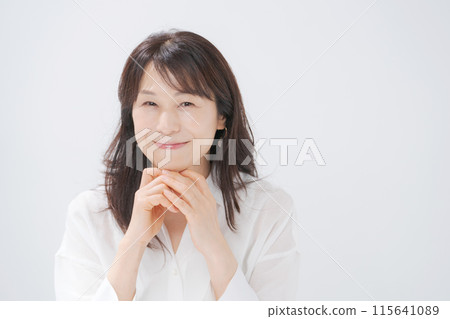 中年婦女微笑著，幸福 115641089