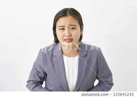 年輕女商人道歉，白色背景，看著相機 115641235