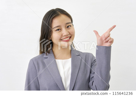 年輕女商人簽支票，白色背景 115641236