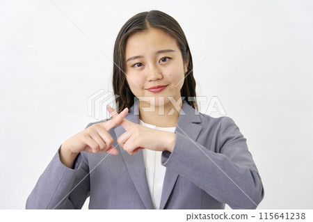 年輕女商人做十字手勢，白色背景 115641238