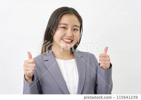 年輕女商人給一個好兆頭，白色背景 115641239