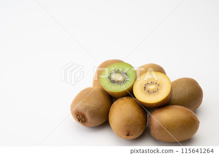 Green kiwi and gold kiwi 115641264