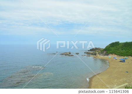 從JR東日本信越本線直江津站至柏崎站的車窗所看到的景色(2022年夏季) 從JR東日本信越本線直江津站至柏崎站的車窗所看到的景色(2022年夏季) 115641306