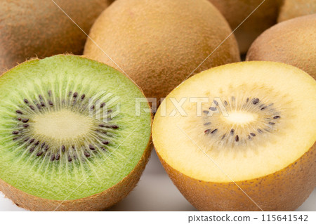 綠色獼猴桃和金色獼猴桃的特寫背景 115641542