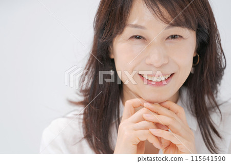 中年婦女微笑著,幸福 中年婦女微笑著,幸福 115641590