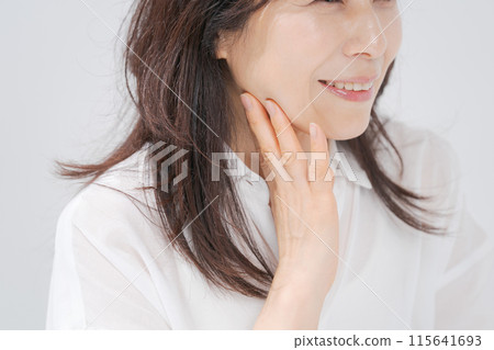 Middle women beauty 115641693
