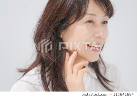 Middle women beauty 115641694