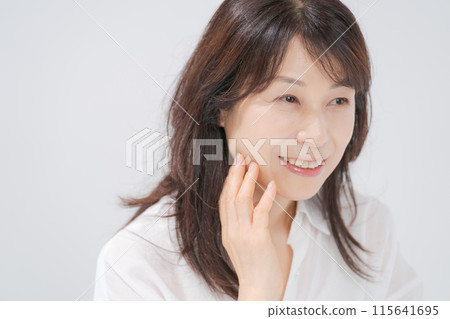 Middle women beauty 115641695