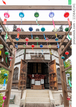 Edo wind chimes from the Enshu Sanzan Wind Chime Festival are displayed in the grounds of Kasui-sai Temple in Fukuroi, Shizuoka Prefecture. 115642141