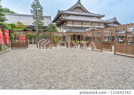 Edo wind chimes from the Enshu Sanzan Wind Chime Festival are displayed in the grounds of Kasui-sai Temple in Fukuroi, Shizuoka Prefecture. 115642142