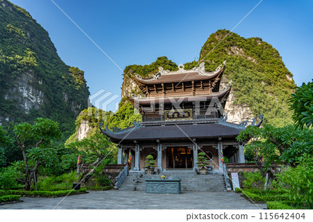 寧平遊船之旅停靠的寺廟,帶您划船穿越越南河內的山谷河流 寧平遊船之旅停靠的寺廟,帶您划船穿越越南河內的山谷河流 115642404