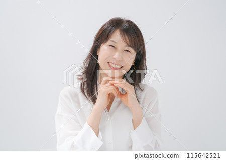 一個微笑著拄著拐杖的中年婦女 115642521